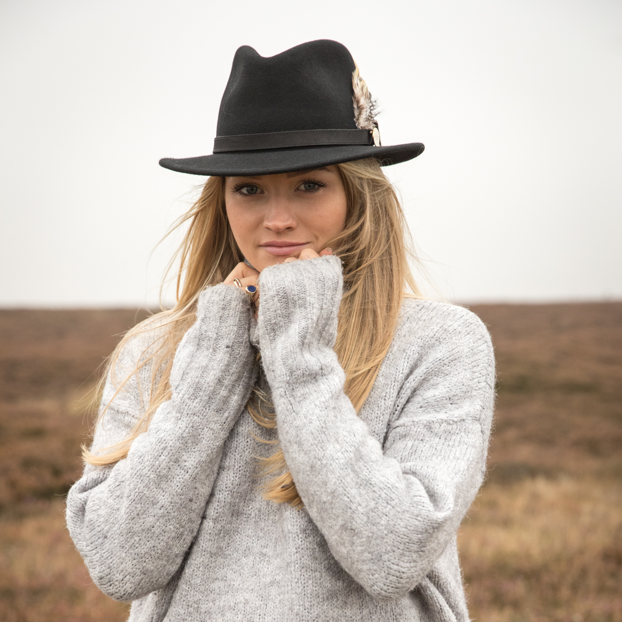 Suffolk Fedora In Black (Fawn Feather)