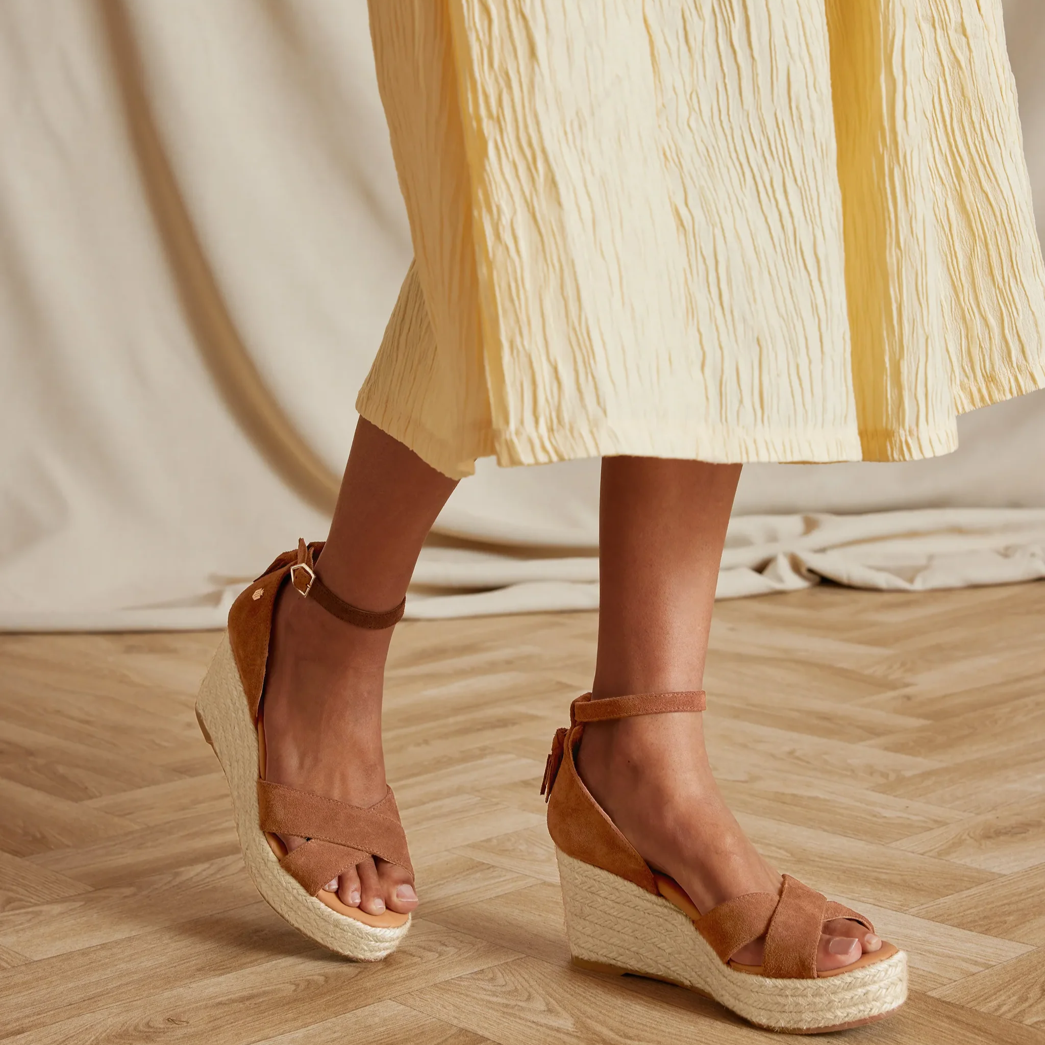 Valencia Mid Wedge Tan Suede